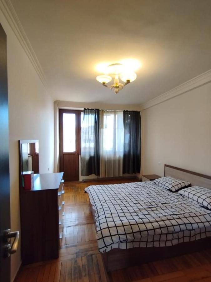 Large Apt Near Republic Square Appartement Jerevan Buitenkant foto