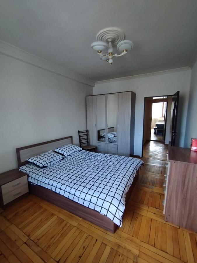 Large Apt Near Republic Square Appartement Jerevan Buitenkant foto